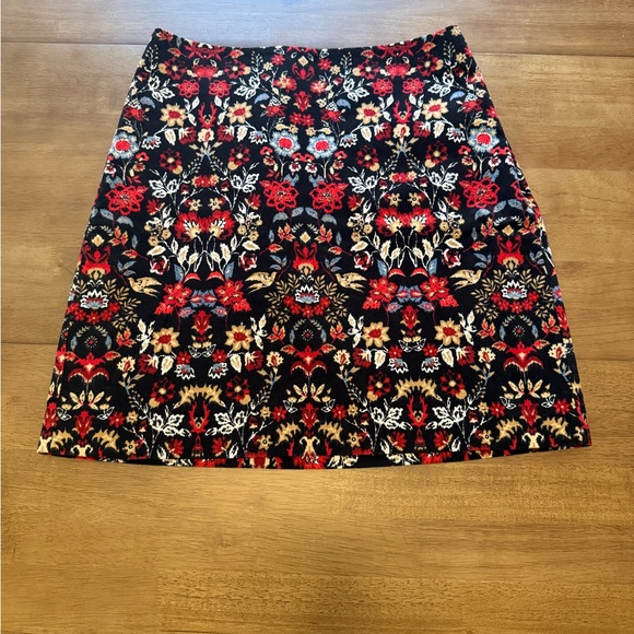 LOFT Dresses & Skirts - LOFT NWOT Floral Corduroy Mini Skirt Size 4 – Black Red Christmas/Winter Print